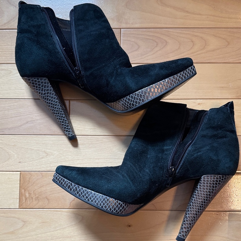 Nine West Black Suede Ankle Boots with Patterned Heel size 8,5